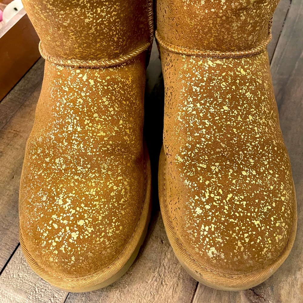 🖤UGG | Rare Gold Speckled Short Boot!!